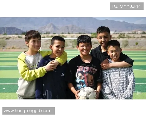 阳光灿烂的足球明星们用笑容传递快乐与激情